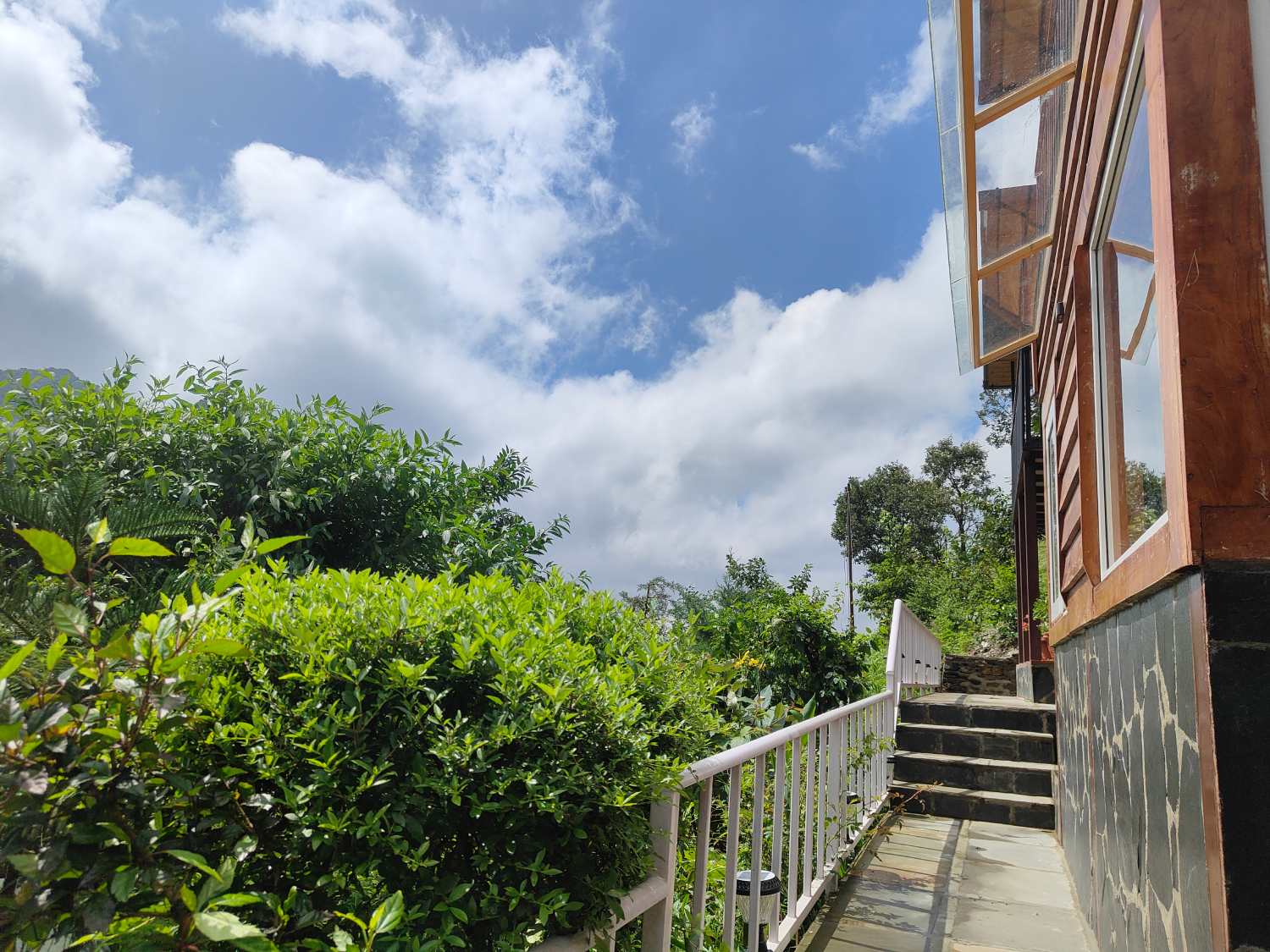 best luxury resort in pangot