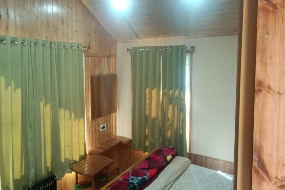 wooden cottage in pangot
