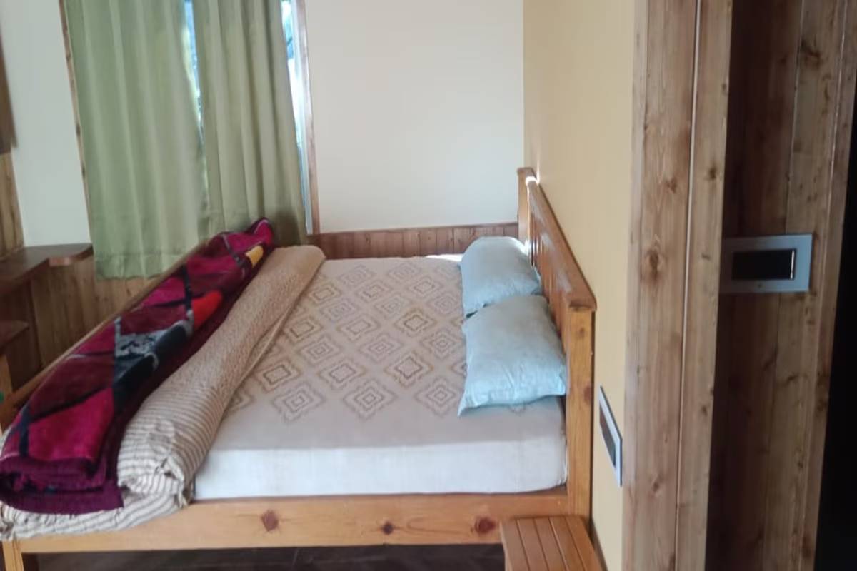 wooden cottage in pangot for couples