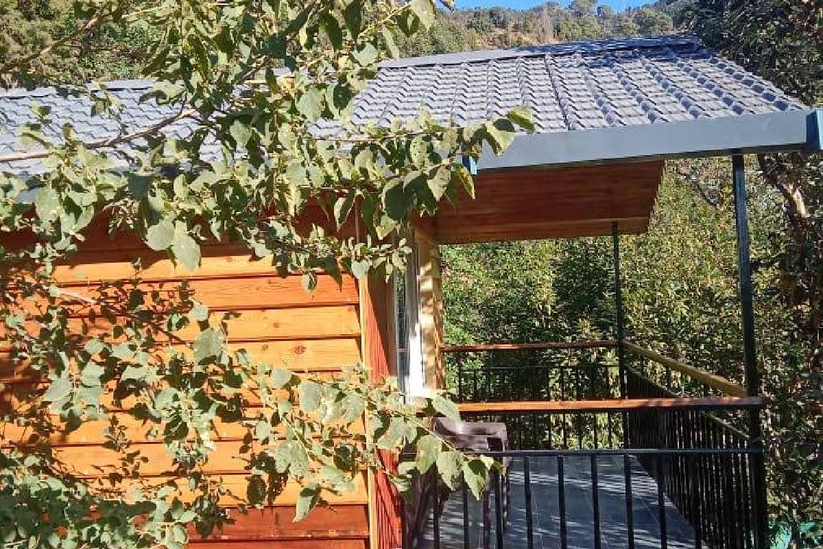 wooden cottage in pangot for couples