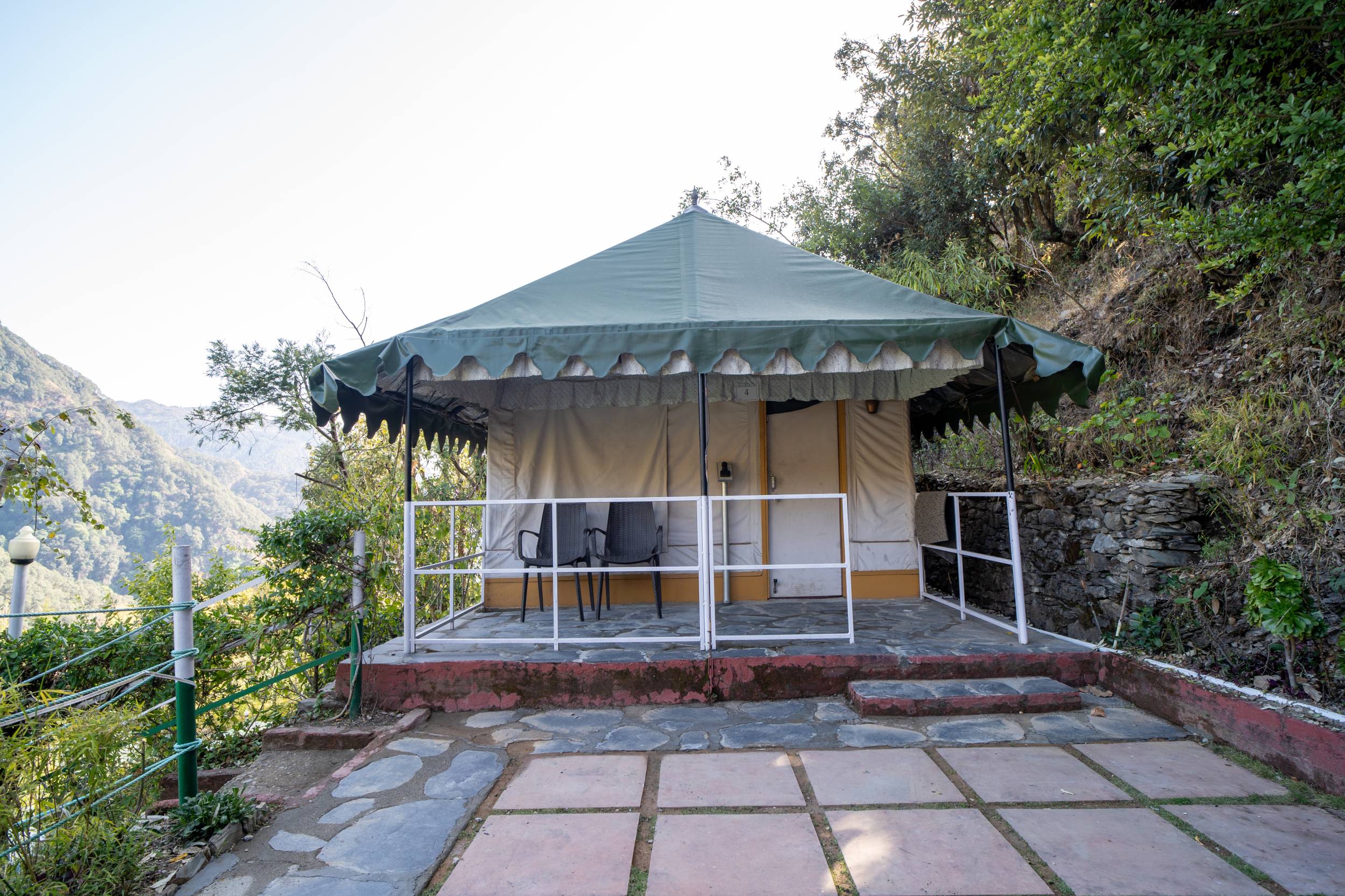 best resorts in pangot